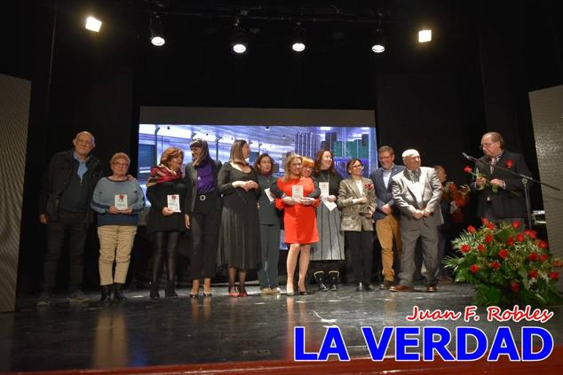 El teatro Thuillier acogió en la noche del pasado viernes el acto de entrega de la tercera edición de los Premios Rosa al Compromiso Social, organizado por el PSOE y Juventudes Socialistas. Los reconocimientos fueron entregados a Francisco Marín, presidente del gremio de editores de la Región de Murcia; a Juan Pedro Martínez, presidente de la cooperativa Frutas Caravaca; y a Francisca Baraza, presidenta de la Mancomunidad de los Canales del Taibilla.
