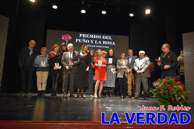 El teatro Thuillier acogió en la noche del pasado viernes el acto de entrega de la tercera edición de los Premios Rosa al Compromiso Social, organizado por el PSOE y Juventudes Socialistas. Los reconocimientos fueron entregados a Francisco Marín, presidente del gremio de editores de la Región de Murcia; a Juan Pedro Martínez, presidente de la cooperativa Frutas Caravaca; y a Francisca Baraza, presidenta de la Mancomunidad de los Canales del Taibilla.
