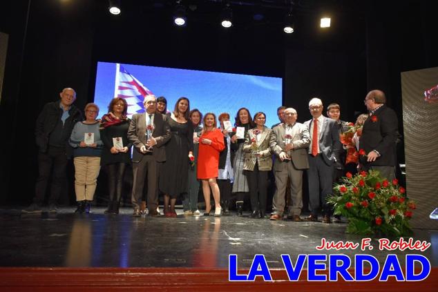 El teatro Thuillier acogió en la noche del pasado viernes el acto de entrega de la tercera edición de los Premios Rosa al Compromiso Social, organizado por el PSOE y Juventudes Socialistas. Los reconocimientos fueron entregados a Francisco Marín, presidente del gremio de editores de la Región de Murcia; a Juan Pedro Martínez, presidente de la cooperativa Frutas Caravaca; y a Francisca Baraza, presidenta de la Mancomunidad de los Canales del Taibilla.