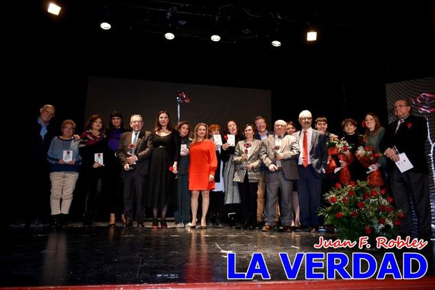 El teatro Thuillier acogió en la noche del pasado viernes el acto de entrega de la tercera edición de los Premios Rosa al Compromiso Social, organizado por el PSOE y Juventudes Socialistas. Los reconocimientos fueron entregados a Francisco Marín, presidente del gremio de editores de la Región de Murcia; a Juan Pedro Martínez, presidente de la cooperativa Frutas Caravaca; y a Francisca Baraza, presidenta de la Mancomunidad de los Canales del Taibilla.