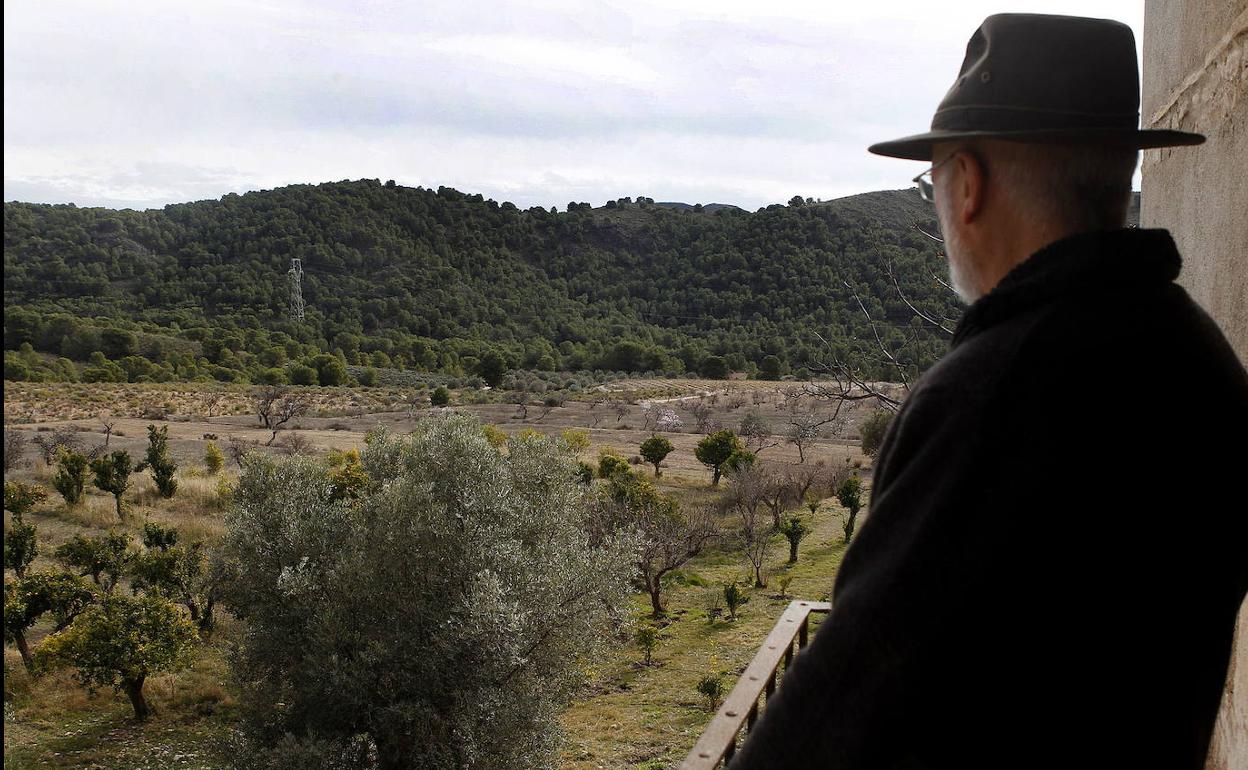 Domingo Jiménez Beltrán, fallecido el martes en Águilas a los 78 años, asomado a un balcón de la casa de Chuecos con vistas al huerto.