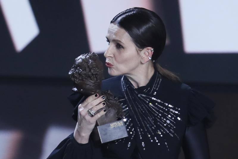 La actriz francesa Juliette Binoche recibe el Goya Internacional por su trayectoria profesional. 