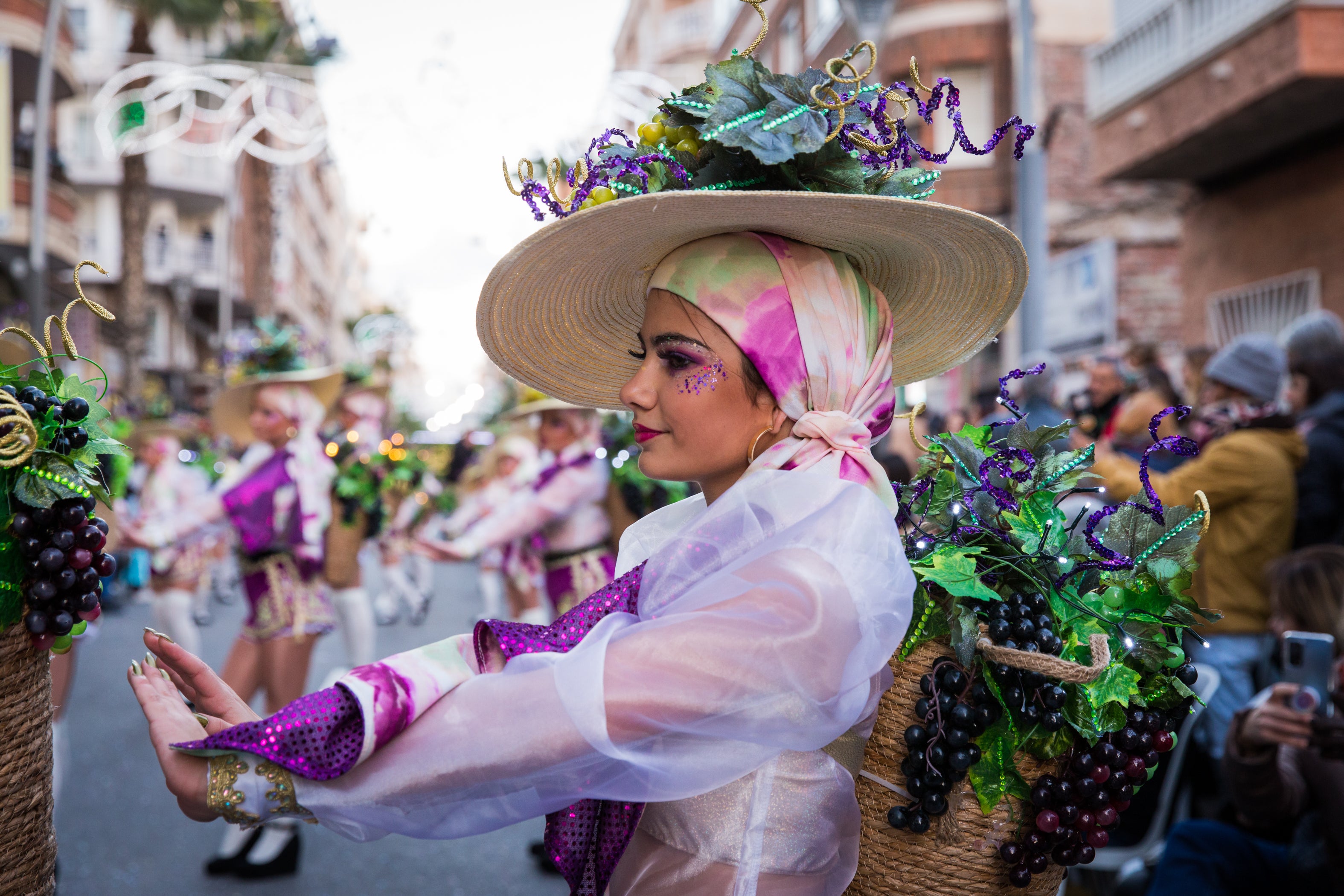 Fotos: Brillante estallido de color y buen baile del carnaval de Torrevieja