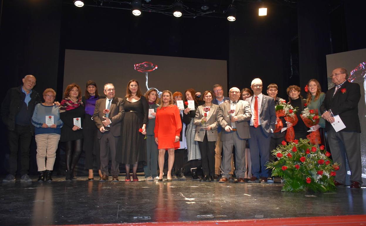 Los premiados posan junto con el resto de galardonados y los representantes del PSOE de Caravaca 