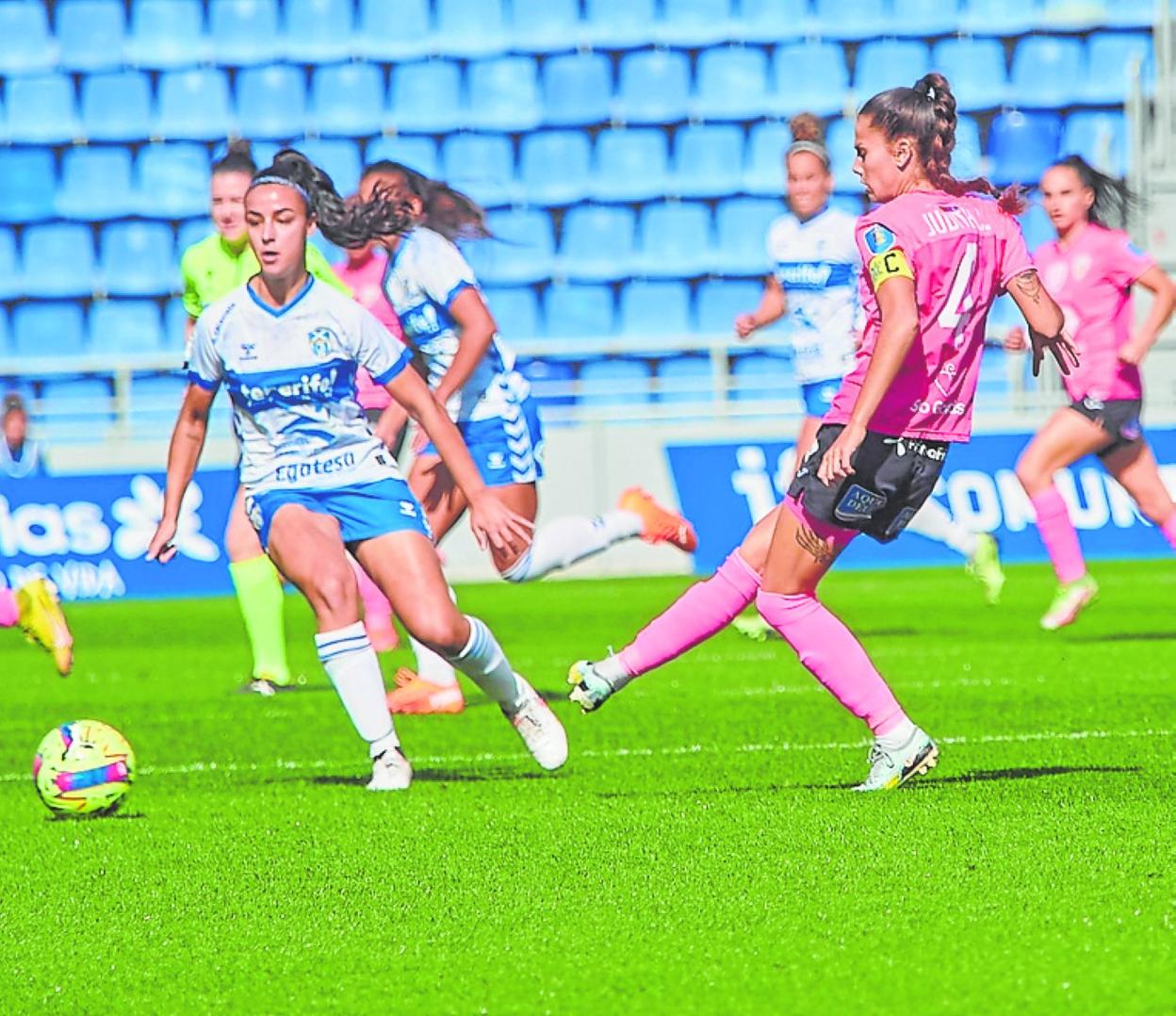 Judtih Caravaca da un pase en el partido de ayer, disputado en el Heliodoro Rodríguez López de Tenerife. 
