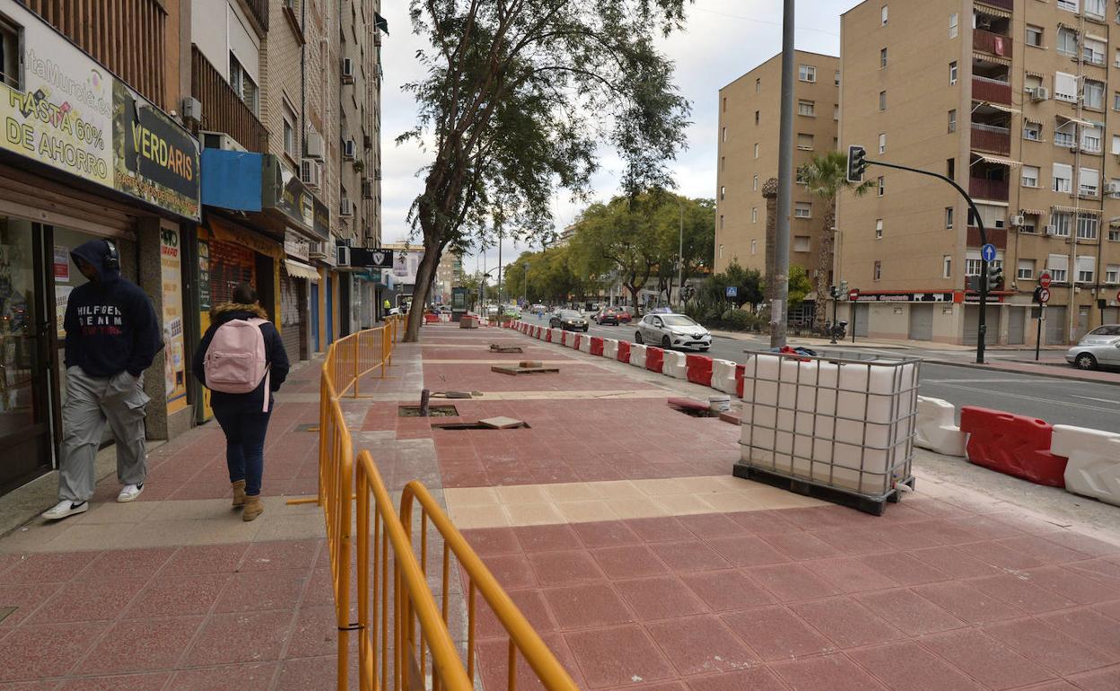 Nuevas aceras en un tramo de la avenida Miguel de Cervantes, en una imagen tomada este lunes 