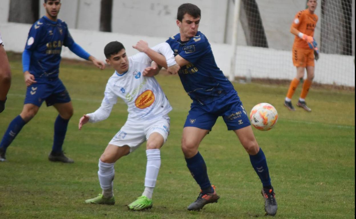 Juanjo disputando el balón a un defensa. 