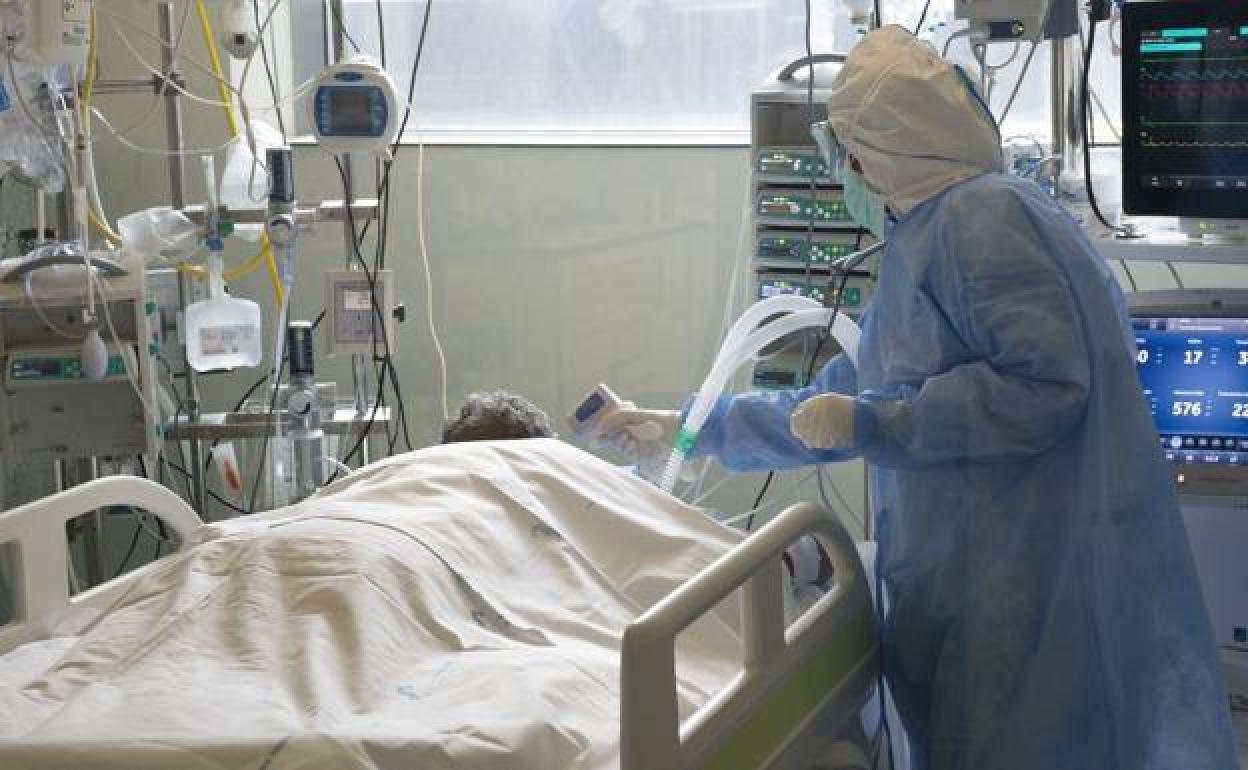 Una enfermera con un paciente en la UCI del Hospital Santa Lucía de Cartagena, en una imagen de archivo.