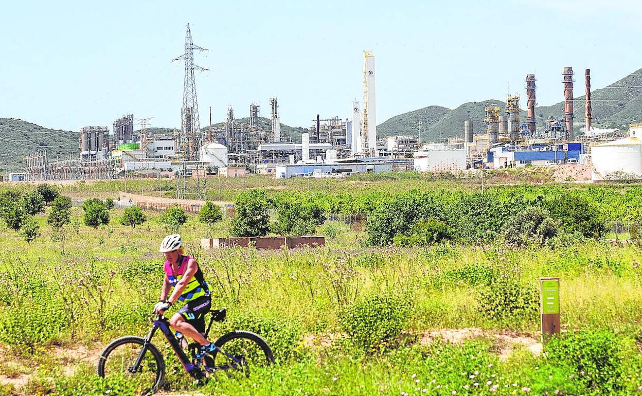 Un ciclista circula frente a la planta de la compañía saudí en La Aljorra.