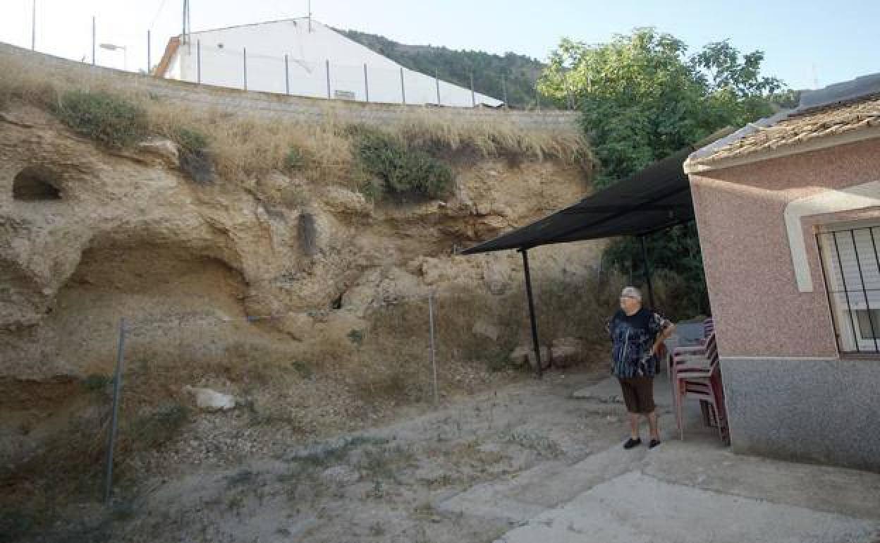 Carmen observa el talud de la calle Agüera, cuyos desprendimientos teme que acaben por causar daños en su casa, en una imagen de archivo.