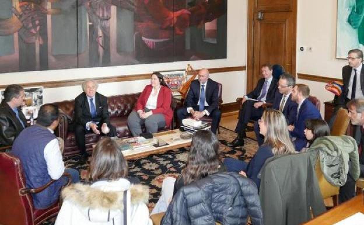 Algunos de los presos políticos nicaragüenses expulsados de su país, en una reunión en la sede de la OEA, en Washington, el pasado viernes