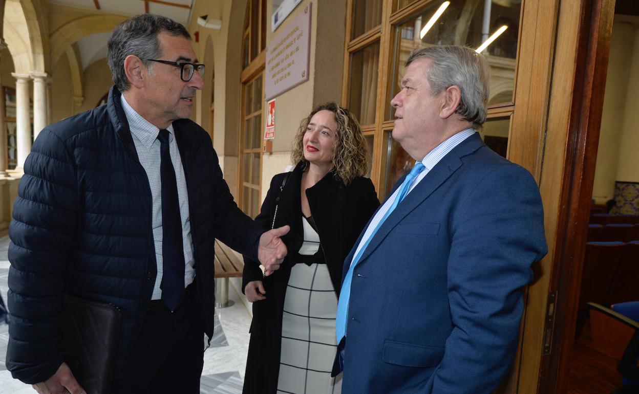 El rector José Luján, la profesora Teresa Navarro y el magistrado del Constitucional, César Tolosa, ayer en la Facultad de Derecho de la UMU.