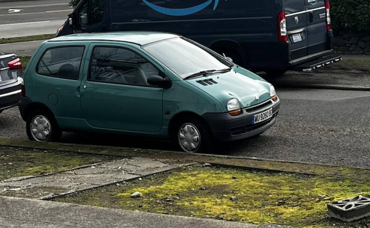 Imagen del Twingo con matrícula de Murcia en Twitter. 