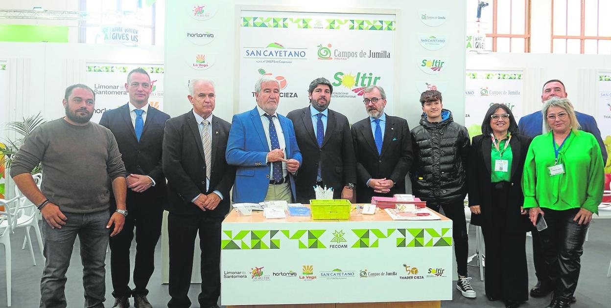 Representantes de las cooperativas de Fecoam junto al presidente de la Región, Fernando López Miras (c), y al embajador español en Berlín (4d), Ricardo Martínez.