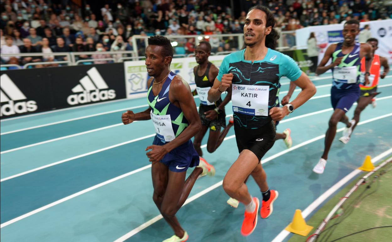 Mo Katir (con el dorsal 4), durante la carrera celebrada en la ciudad francesa de Lievin. 