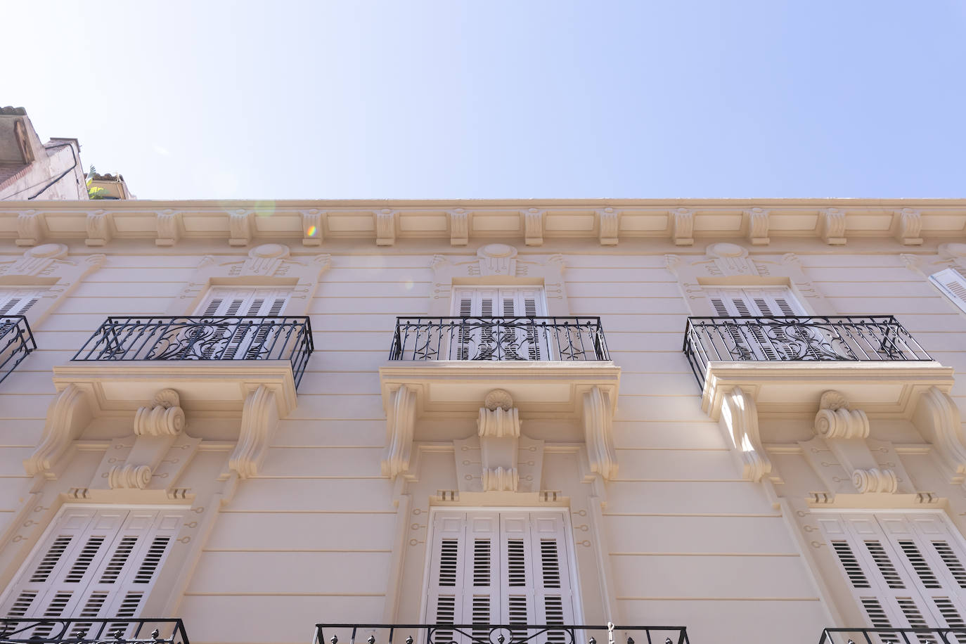 Fachada con detalles modernistas de la mansión de la calle Pinares de Murcia, obra de Pedro Cerdán.