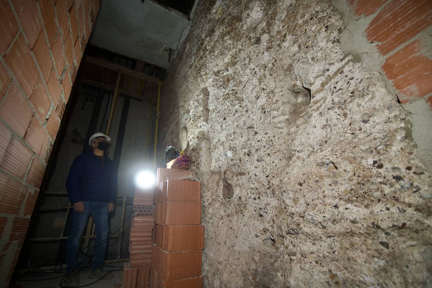 Paño de uno de los torreones medievales conservados dentro de la Casa de los Jarrones (Murcia).