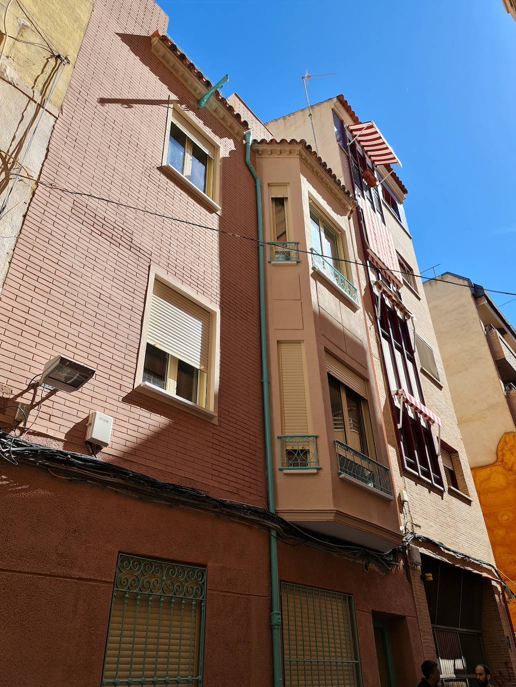 El edificio de la calle Marqués de Ordoño (El Carmen, Murcia) conserva el estucado que imita al ladrillo y las bajantes de agua, entre otros elementos. 