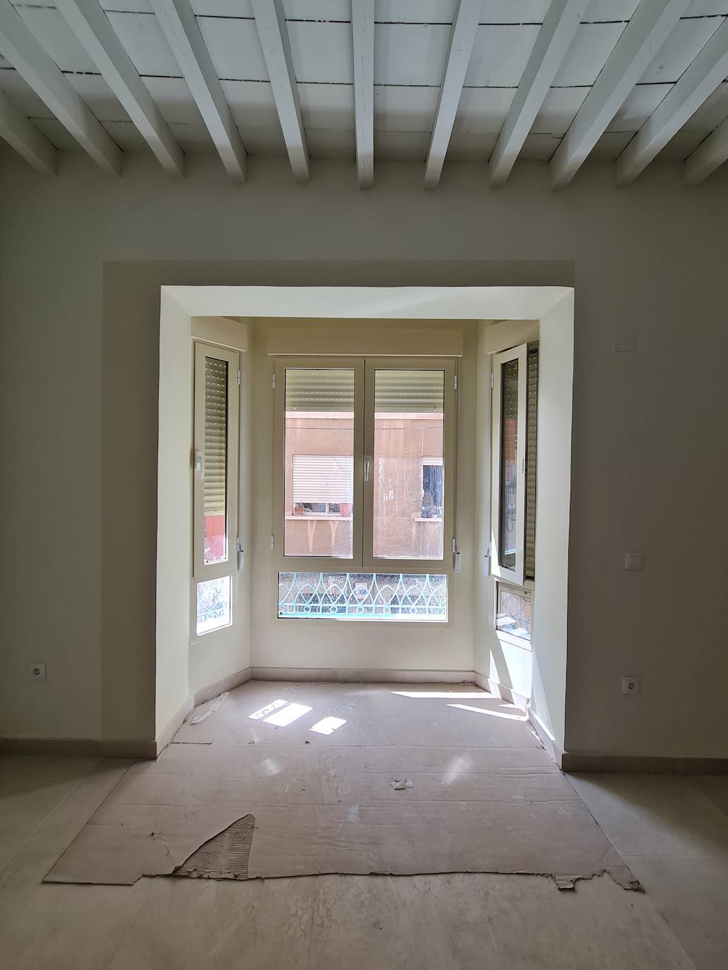 Una de las estancias con mirador de los apartamentos del inmueble de la calle Marqués de Ordoño, 27 (El Carmen, Murcia).