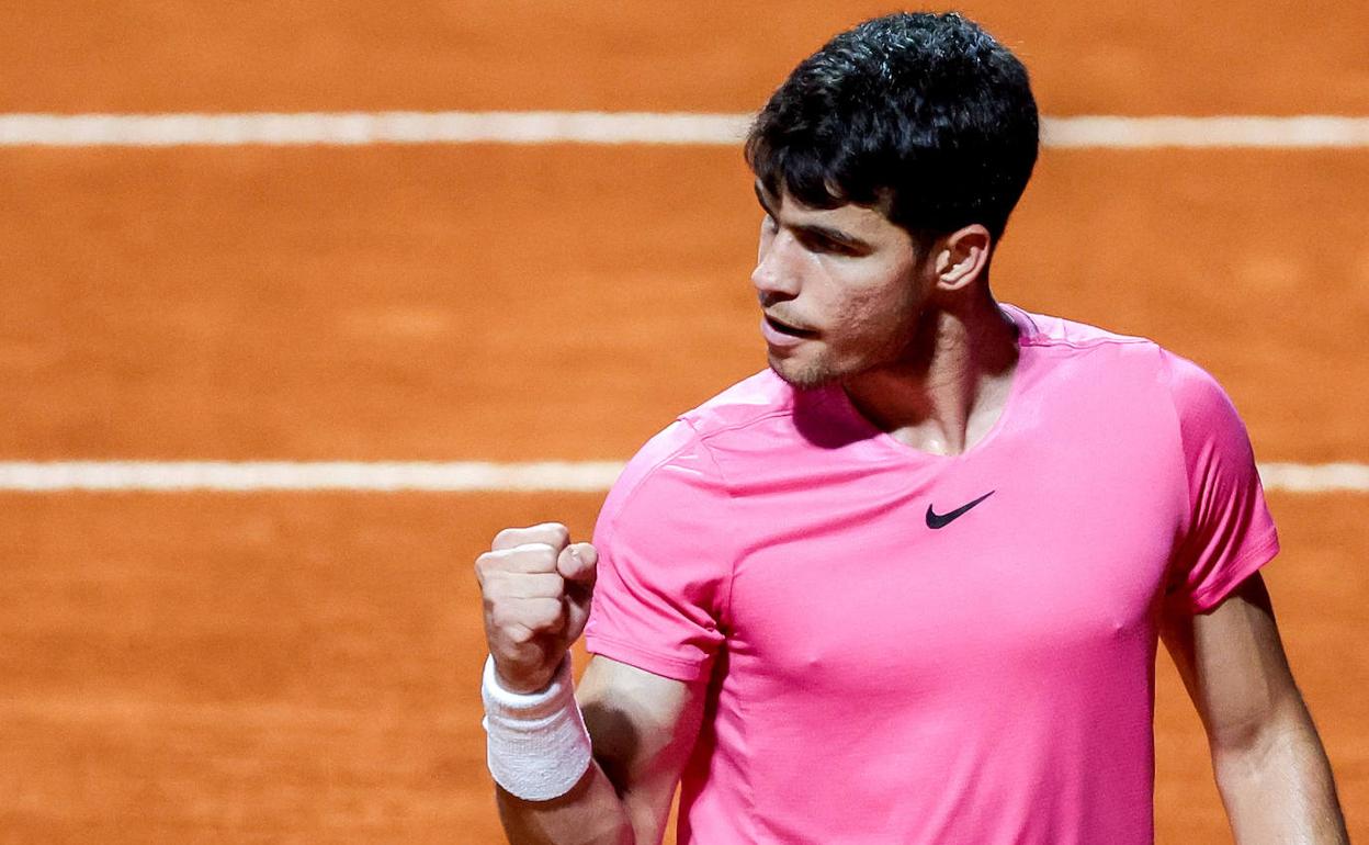 Carlos Alcaraz celebra un punto durante su partido en Buenos Aires.