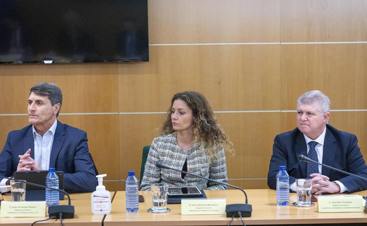 Vélez (derecha), durante la reunión mantenida este miércoles.