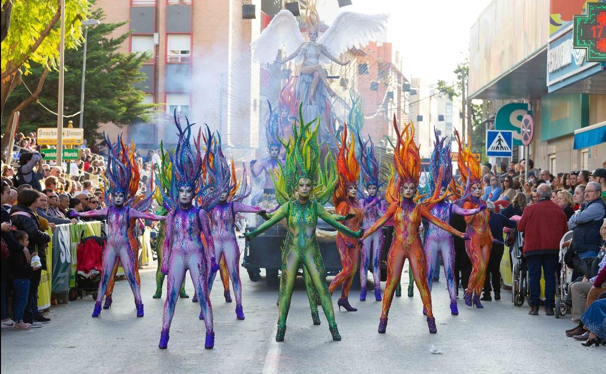 Los desfiles del Carnaval de Cabezo de Torres llaman la atención por su espectacularidad. 