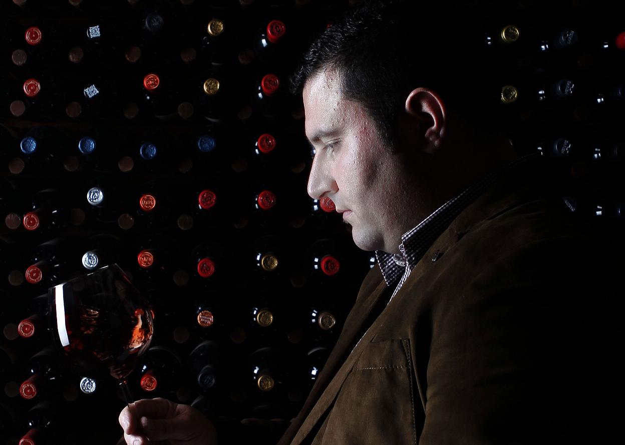 José Antonio Navarrete, sumiller jefe en Quique Dacosta, en pleno proceso de cata de un vino tinto. 