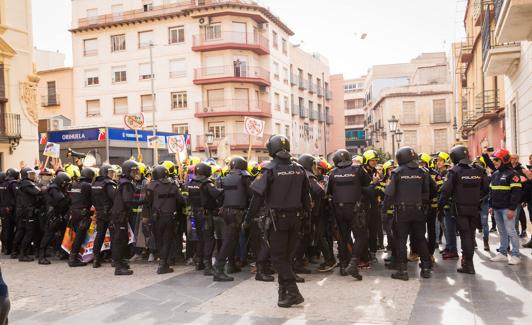 Los Bomberos trataron en una ocasión de sortear el cordón policial. 