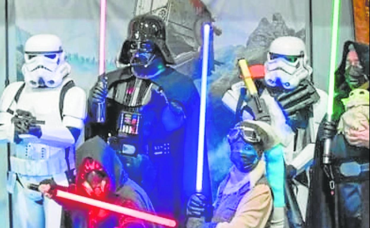 Varios personajes disfrazados, en una edición anterior. 