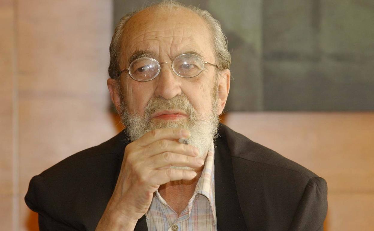 El poeta Ángel González.