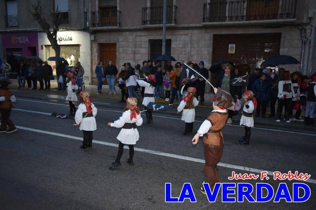 Las avenidas Prolongación y Gran Vía de Caravaca de la Cruz acogieron el Desfile de Carnaval de 2023. La creatividad, el colorido, la música y un ambiente festivo contrarrestaron las inclemencias meteorológicas. 