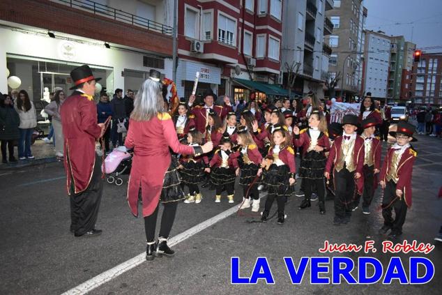Las avenidas Prolongación y Gran Vía de Caravaca de la Cruz acogieron el Desfile de Carnaval de 2023. La creatividad, el colorido, la música y un ambiente festivo contrarrestaron las inclemencias meteorológicas. 