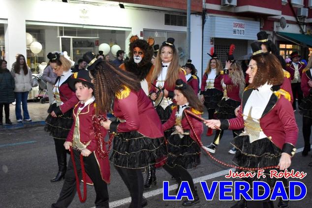 Las avenidas Prolongación y Gran Vía de Caravaca de la Cruz acogieron el Desfile de Carnaval de 2023. La creatividad, el colorido, la música y un ambiente festivo contrarrestaron las inclemencias meteorológicas. 