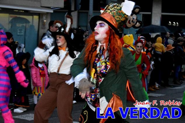 Las avenidas Prolongación y Gran Vía de Caravaca de la Cruz acogieron el Desfile de Carnaval de 2023. La creatividad, el colorido, la música y un ambiente festivo contrarrestaron las inclemencias meteorológicas. 
