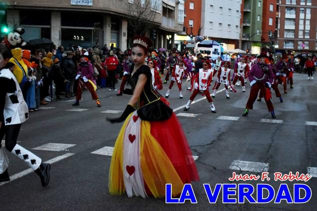 Las avenidas Prolongación y Gran Vía de Caravaca de la Cruz acogieron el Desfile de Carnaval de 2023. La creatividad, el colorido, la música y un ambiente festivo contrarrestaron las inclemencias meteorológicas. 