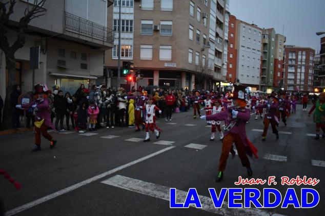 Las avenidas Prolongación y Gran Vía de Caravaca de la Cruz acogieron el Desfile de Carnaval de 2023. La creatividad, el colorido, la música y un ambiente festivo contrarrestaron las inclemencias meteorológicas. 