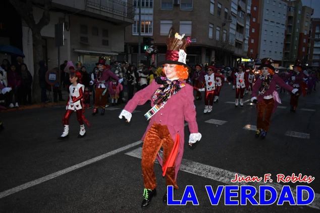 Las avenidas Prolongación y Gran Vía de Caravaca de la Cruz acogieron el Desfile de Carnaval de 2023. La creatividad, el colorido, la música y un ambiente festivo contrarrestaron las inclemencias meteorológicas. 