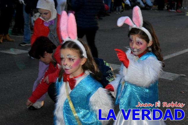 Las avenidas Prolongación y Gran Vía de Caravaca de la Cruz acogieron el Desfile de Carnaval de 2023. La creatividad, el colorido, la música y un ambiente festivo contrarrestaron las inclemencias meteorológicas. 