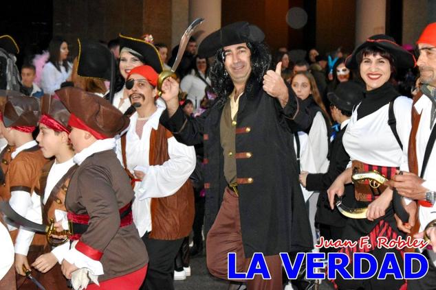 Las avenidas Prolongación y Gran Vía de Caravaca de la Cruz acogieron el Desfile de Carnaval de 2023. La creatividad, el colorido, la música y un ambiente festivo contrarrestaron las inclemencias meteorológicas. 