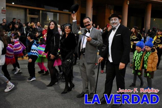 Las avenidas Prolongación y Gran Vía de Caravaca de la Cruz acogieron el Desfile de Carnaval de 2023. La creatividad, el colorido, la música y un ambiente festivo contrarrestaron las inclemencias meteorológicas. 