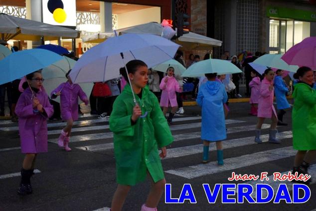Las avenidas Prolongación y Gran Vía de Caravaca de la Cruz acogieron el Desfile de Carnaval de 2023. La creatividad, el colorido, la música y un ambiente festivo contrarrestaron las inclemencias meteorológicas. 
