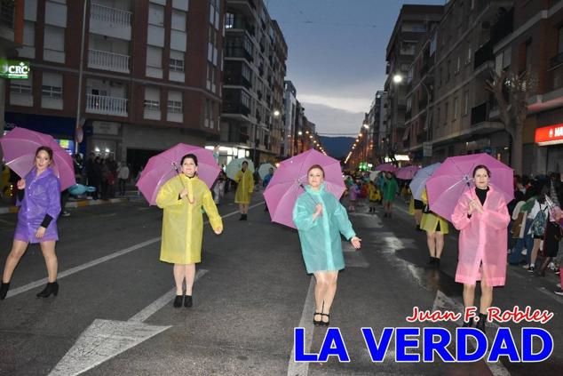 Las avenidas Prolongación y Gran Vía de Caravaca de la Cruz acogieron el Desfile de Carnaval de 2023. La creatividad, el colorido, la música y un ambiente festivo contrarrestaron las inclemencias meteorológicas. 