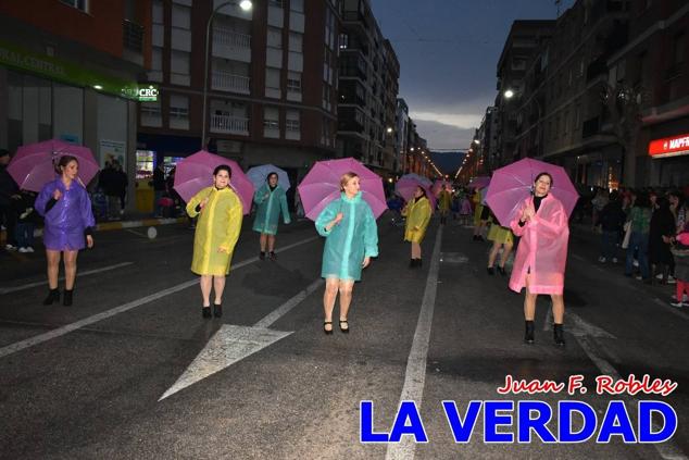 Las avenidas Prolongación y Gran Vía de Caravaca de la Cruz acogieron el Desfile de Carnaval de 2023. La creatividad, el colorido, la música y un ambiente festivo contrarrestaron las inclemencias meteorológicas. 