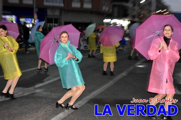 Las avenidas Prolongación y Gran Vía de Caravaca de la Cruz acogieron el Desfile de Carnaval de 2023. La creatividad, el colorido, la música y un ambiente festivo contrarrestaron las inclemencias meteorológicas. 