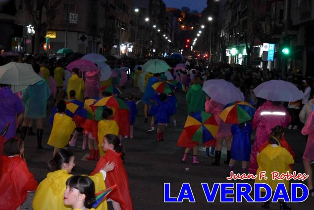 Las avenidas Prolongación y Gran Vía de Caravaca de la Cruz acogieron el Desfile de Carnaval de 2023. La creatividad, el colorido, la música y un ambiente festivo contrarrestaron las inclemencias meteorológicas. 