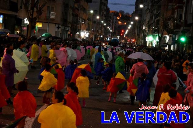 Las avenidas Prolongación y Gran Vía de Caravaca de la Cruz acogieron el Desfile de Carnaval de 2023. La creatividad, el colorido, la música y un ambiente festivo contrarrestaron las inclemencias meteorológicas. 