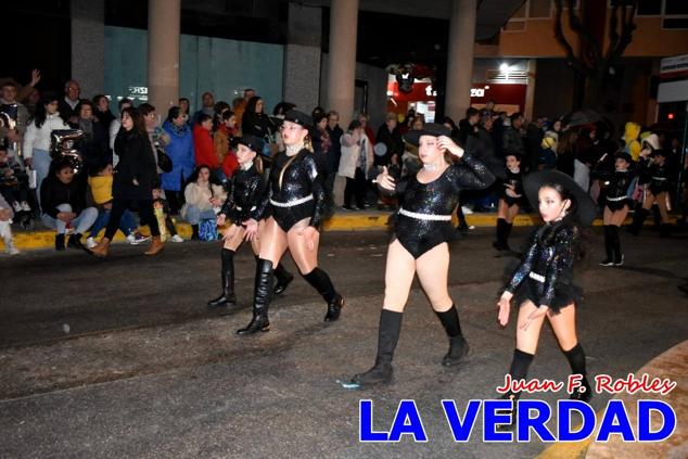 Las avenidas Prolongación y Gran Vía de Caravaca de la Cruz acogieron el Desfile de Carnaval de 2023. La creatividad, el colorido, la música y un ambiente festivo contrarrestaron las inclemencias meteorológicas. 