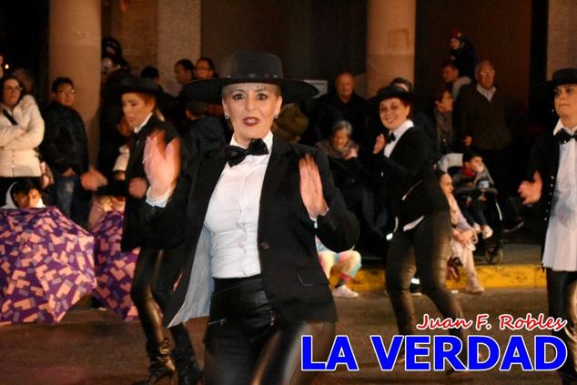 Las avenidas Prolongación y Gran Vía de Caravaca de la Cruz acogieron el Desfile de Carnaval de 2023. La creatividad, el colorido, la música y un ambiente festivo contrarrestaron las inclemencias meteorológicas. 
