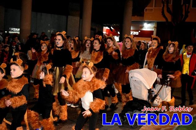 Las avenidas Prolongación y Gran Vía de Caravaca de la Cruz acogieron el Desfile de Carnaval de 2023. La creatividad, el colorido, la música y un ambiente festivo contrarrestaron las inclemencias meteorológicas. 