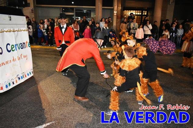 Las avenidas Prolongación y Gran Vía de Caravaca de la Cruz acogieron el Desfile de Carnaval de 2023. La creatividad, el colorido, la música y un ambiente festivo contrarrestaron las inclemencias meteorológicas. 